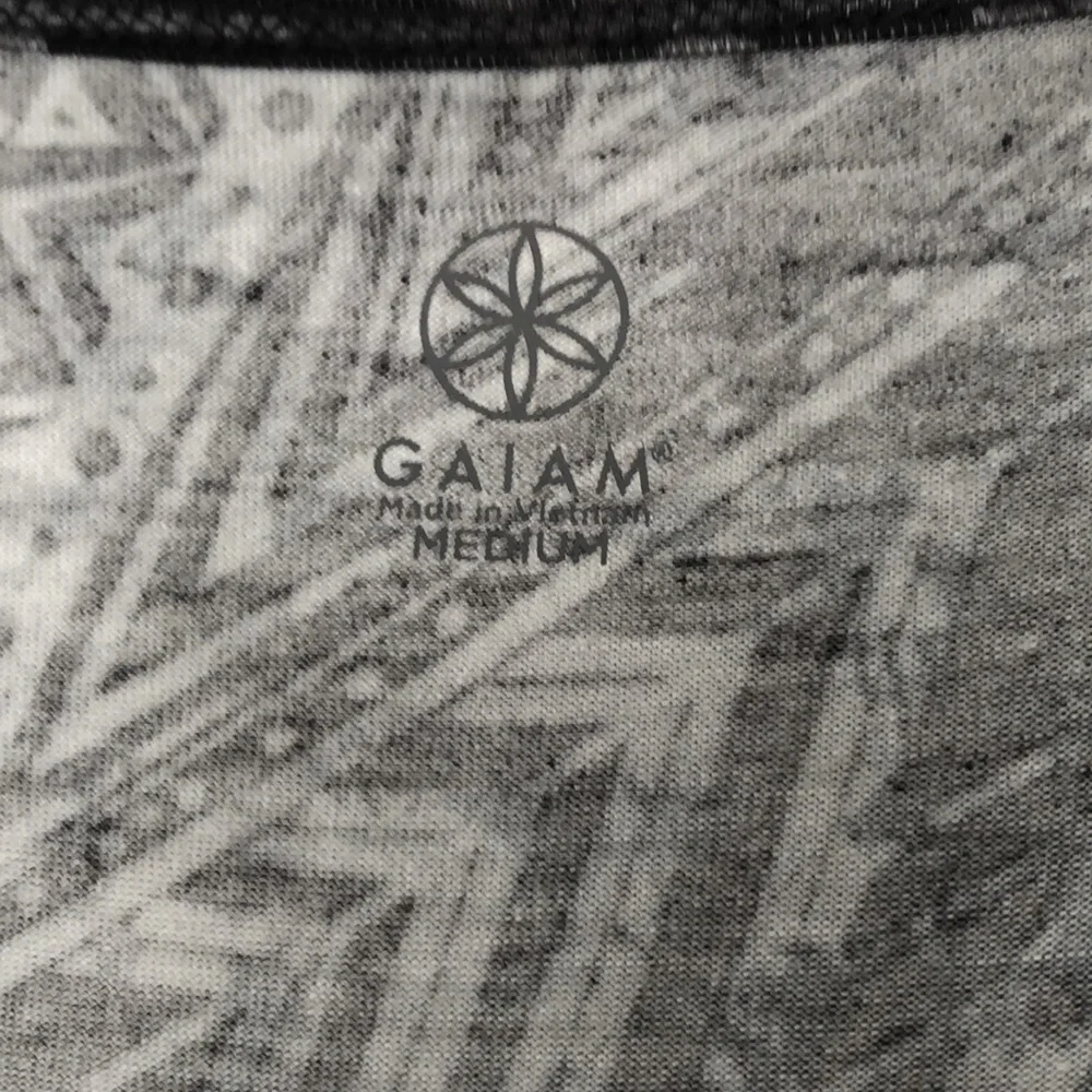 GAIAM Top Black Gray SZ M Like New! - Picture 2 of 7